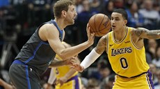 Dirk Nowitzki (vlevo) z Dallasu pihrává kolem Kyla Kuzmy z LA Lakers.