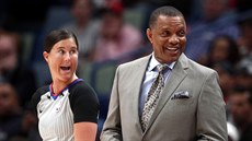 Alvin Gentry, trenér New Orleans, se usmívá, zatímco na nj hovoí rozhodí...