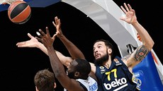 Joffrey Lauvergne (vpravo) z Fenerbahce bojuje o mí s Charlesem Jenkinsem z...