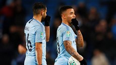 Gabriel Jesus (vpravo) z Manchesteru City slaví gól proti Burtonu.