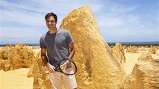 TURISTA? JEŠTĚ NE. Roger Federer pózuje v poušti v západní Austrálii. Možná ho...