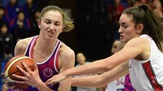 Karolina Pobozyová z Bydhot (vlevo) a Simona Sklenáová z Nymburka v duelu...