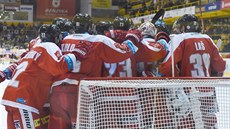 Olomoučtí hokejisté slaví výhru na ledě Litvínova.
