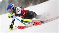 Americká lyaka Mikaela Shiffrinová na trati slalomu v Záhebu