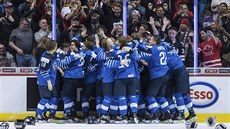 Fintí hokejisté do 20 let slaví vítzství na mistrovství svta.