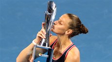 TA PUSA JE MÁ. Karolína Plí�ková líbá trofej pro vít�zku turnaje v Brisbane.
