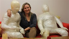 Helena Hingarová s pr�hlednými sochami, které vytvo�ila s klienty diakonie.