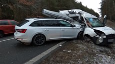Nehoda dvou osobních vozidel zkomplikovala dopravu za Plzní směrem na Karlovy...