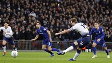 Harry Kane z Tottenhamu promuje pokutový kop bhem semifinále Ligového poháru...