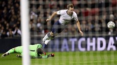 Harry Kane z Tottenhamu padá v pokutovém území po kontaktu s brankáem Kepou...