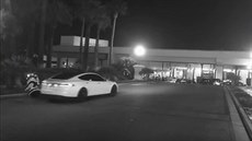 Snímek z videa zachycující údajnou sráku robota s automobilem Tesla