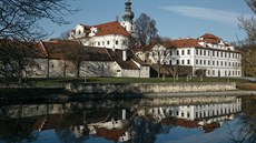 Nejvýznamnjí historickou budovou a centrem vzdlanosti je Bevnovský kláter. 