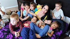 Nadya Sulemanová s dětmi v domě v Kalifornii