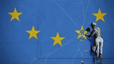 Dílo slavného umělce Banksyho v Doveru na jihu Anglie inspirované brexitem. (7....