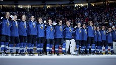 Finští hokejisté zpívají hymnu po triumfu ve finále MS do 20 let.