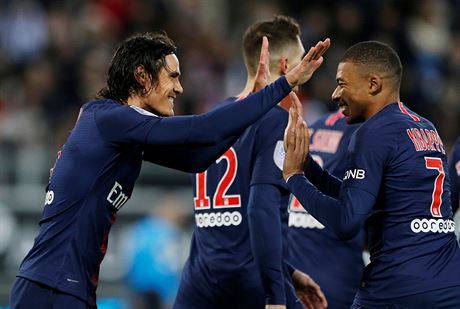 Edinson Cavani (vlevo) slaví spolen s Kylianem Mbappém trefu Paris St....