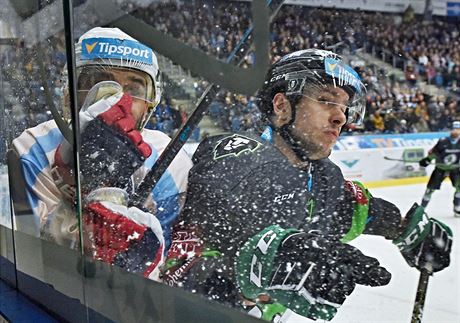 David Bernard z Mladé Boleslavi (vpravo) narazil na mantinel chomutovského...