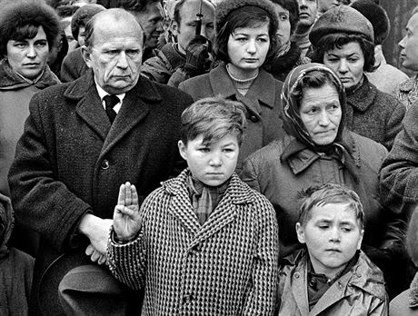 Mladý skaut Vladimír pi pohbu upáleného studenta Jana Palacha (25. ledna 1969)