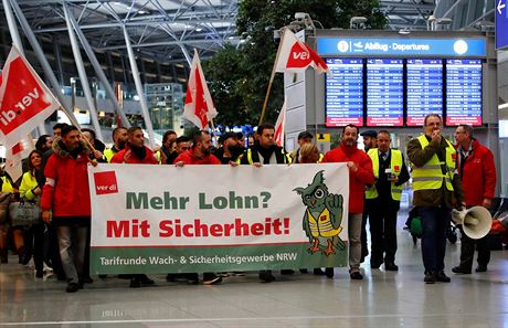 Demonstrace bezpenostních pracovník letit v Düsseldorfu, která provází...