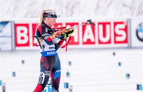Eva Puskarkov ve sprintu biatlonistek v Oberhofu.