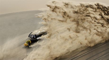 Pd eskho motocyklisty Jana Brabce v 9. etap Rallye Dakar.