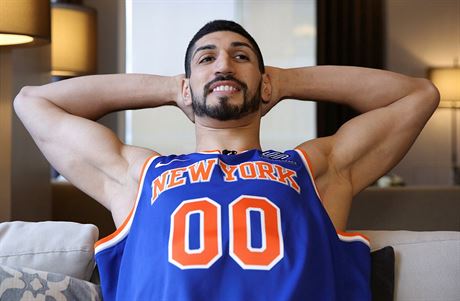 Enes Kanter z New York Knicks vynechal zpas NBA s Washington Wizards v Londn.