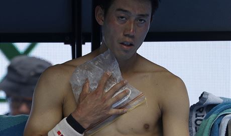 LED. Japonský tenista ochlazuje své tlo v prvním kole Australian Open. V...
