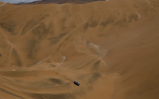 Andrej Karginov z Ruska v páté etapě Rallye Dakar.