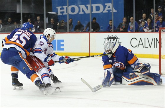 Filip Chytil z NY Rangers zakončuje v souboji s NY Islanders.