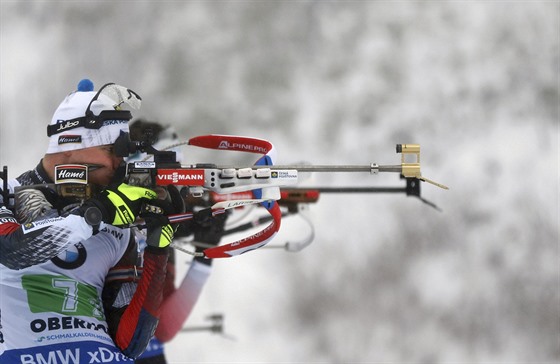 VZPOMÍNKA NA OBERHOF. Michal Krčmář na střelnici při letošní štafetě mužů v Oberhofu, ve které Češi překvapivě obsadili 4. místo.