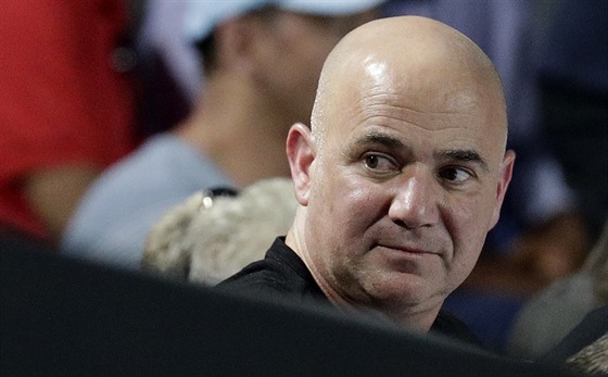 Andre Agassi sleduje zápas Grigora Dimitrova ve druhém kole Australian Open.