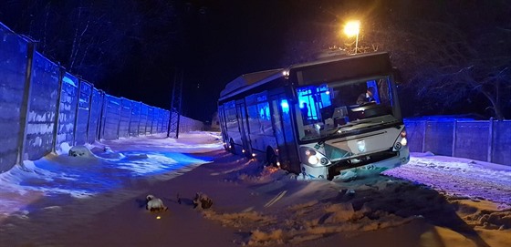 Autobus sjel do závěje, sníh museli odházet hasiči.