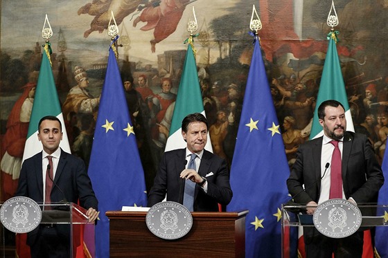 Italský premiér Giuseppe Conte (uprosted), ministr práce a prmyslu Luigi Di...