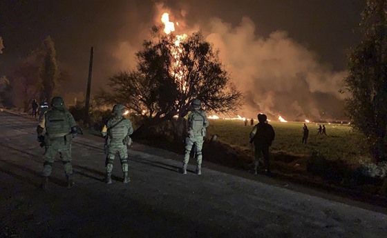 Mexičtí vojáci hlídají okolí místa výbuchu benzínového potrubí ve městě...