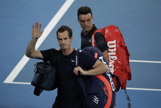 Louící se Brit Andy Murray po prohe v 1. kole Australian Open se panlem...