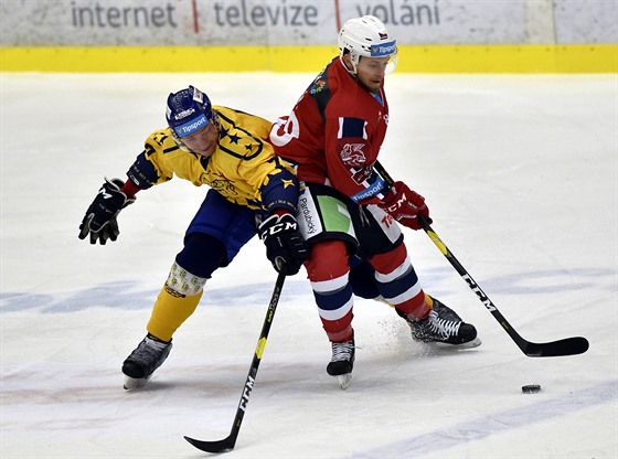 David Nosek ze Zlína (vlevo) se snaí vypíchnout kotou z hokejky Denise Kusého...