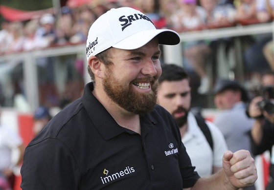 Irský golfista Shane Lowry se raduje po vítzství na turnaji v Abú Zabí.