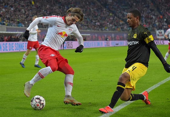 Marcel Sabitzer z Lipska (vlevo) si vede mí ped hráem Dortmundu Abdouem...