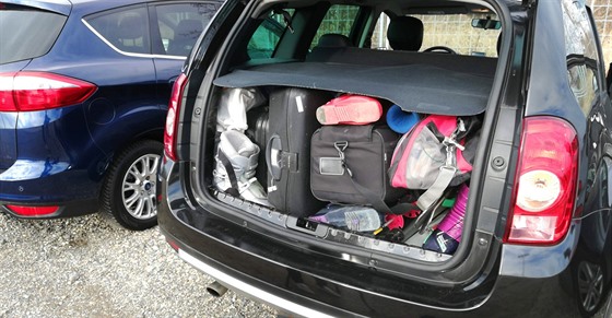 Zkoušeli jsme, do kterého auta nejlépe naložíme bagáž na lyžovačku.