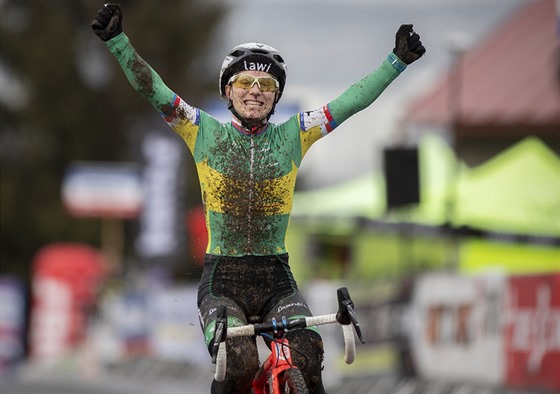 Pavla Havlíková se raduje z vítzství na cyklokrosovém mistrovství republiky.