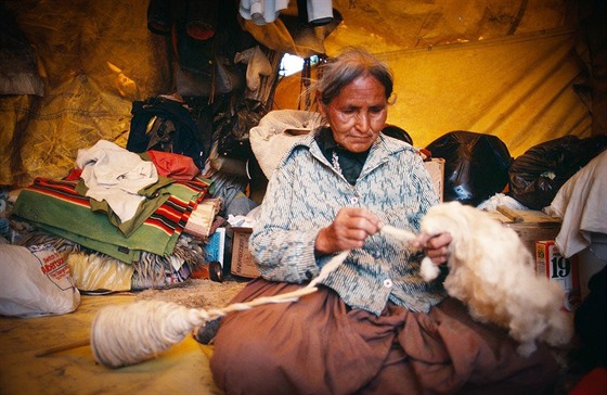 ena z indiánského kmene Navaho pi výrob tradiního vlnného koberce.