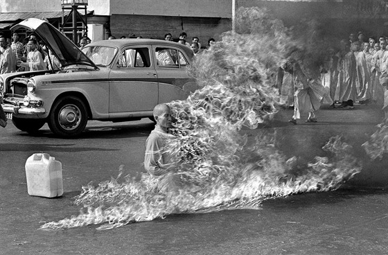 Hoící vietnamský mnich Thích Quang Duc. Snímek byl ocenn World Press Photo a...
