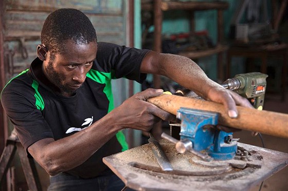 Noordin Kasoma z Ugandy se rozhodl vyrábět kola z bambusu.