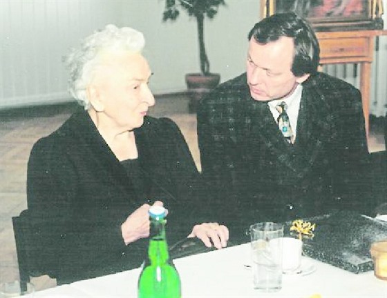 V roce 1997 oslavila Zdeka Bezdková devadesátiny. Popát jí piel i tehdejí...