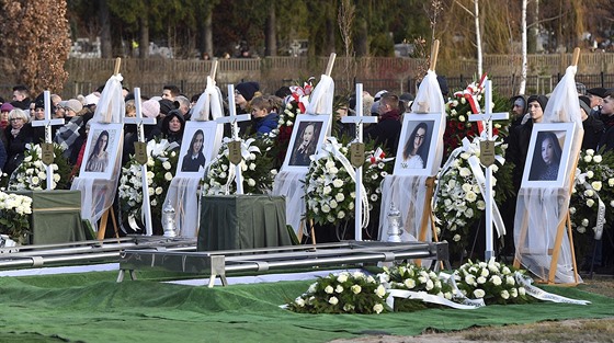 Pohřeb pěti mladých dívek v polském Koszalinu. Dívky zemřely během únikové hry.