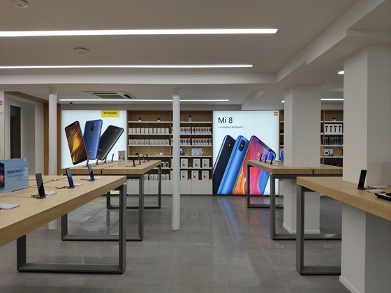 Nejvtí Mi Store otevelo Xiaomi na paíské tíd Champs-Élysées