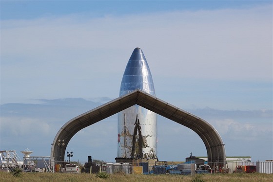 Stavba pokusné rakety konceptu Starship na raketodromu SpaceX v jižním Texasu