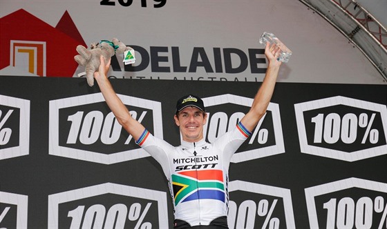 PRO KAMARÁDA. Daryl Impey se raduje z vítzství na závod Tour Down Under.