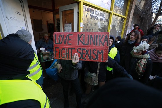 Vyklízení nkdejího Autonomního sociálního centra Klinika v Praze (2019)