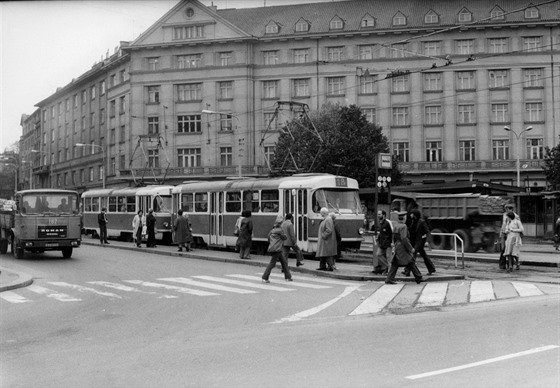 Historické fotografie stanic metra, tramvajových zastávek nebo teba historické...